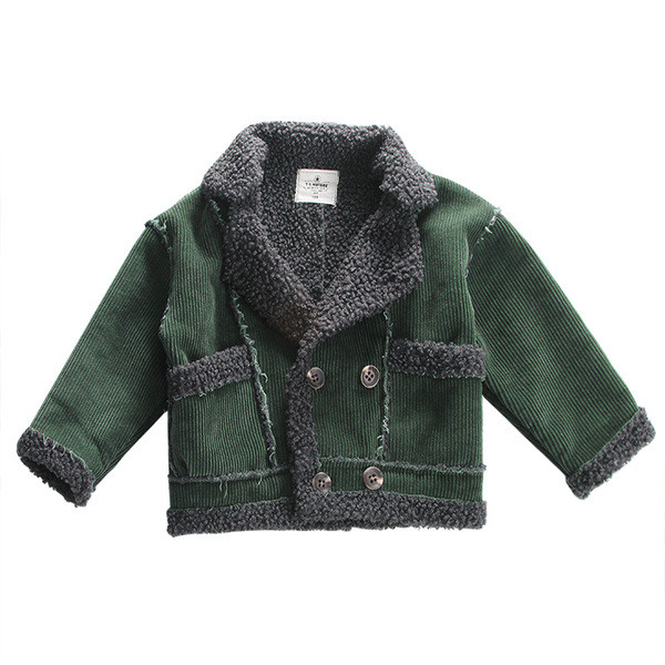 Παιδικό χειμωνιάτικο χειμωνιάτικο σακάκι χειμώνα με τα αγόρια που φέρουν το πράσινο χρώμα