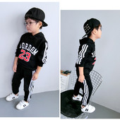 Παιδικό αθλητικό σετ δύο τεμαχίων με μαύρη επιγραφή