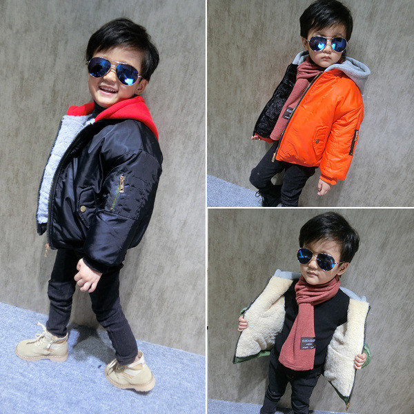 Βρεφικό παλτό χειμωνιάτικο μπουφάν σε ένα ευρύ μοντέλο για αγόρια σε τρία χρώματα