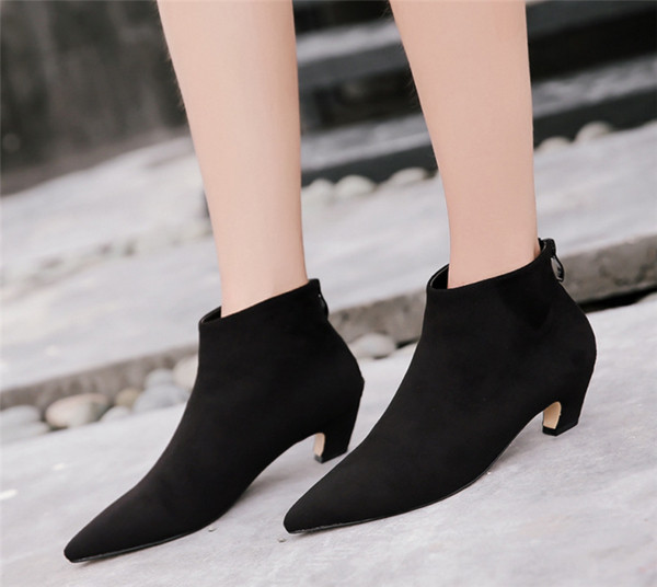 Δερμάτινες μπότες χαμηλού οικοπέδου