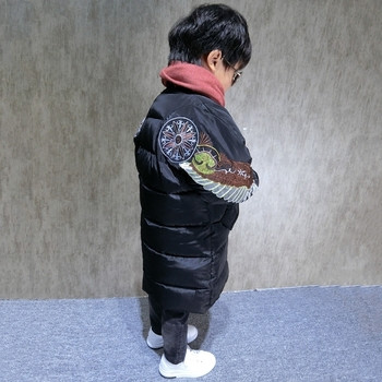 Μοντέρνο μακρύ χειμωνιάτικο σακάκι για αγόρια με κεντήματα στα μανίκια σε μαύρο και κόκκινο χρώμα