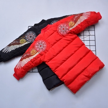 Μοντέρνο μακρύ χειμωνιάτικο σακάκι για αγόρια με κεντήματα στα μανίκια σε μαύρο και κόκκινο χρώμα