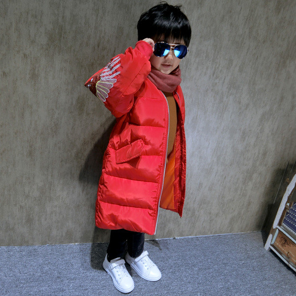 Μοντέρνο μακρύ χειμωνιάτικο σακάκι για αγόρια με κεντήματα στα μανίκια σε μαύρο και κόκκινο χρώμα