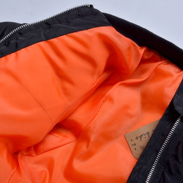 Μοντέρνο μακρύ χειμωνιάτικο σακάκι για αγόρια με κεντήματα στα μανίκια σε μαύρο και κόκκινο χρώμα