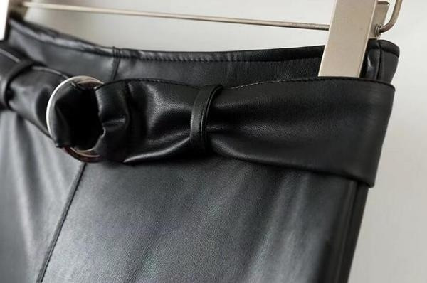 Καθημερινή φούστα από μαλακό οικολογικό δέρμα με μη τυποποιημένη στερέωση