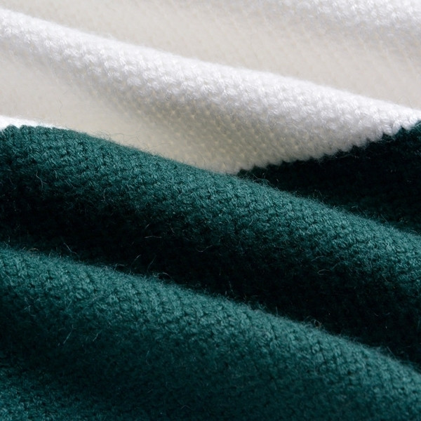 Ένα μοντέρνο κολάρο σε σχήμα O με δύο χρώματα για τους άνδρες