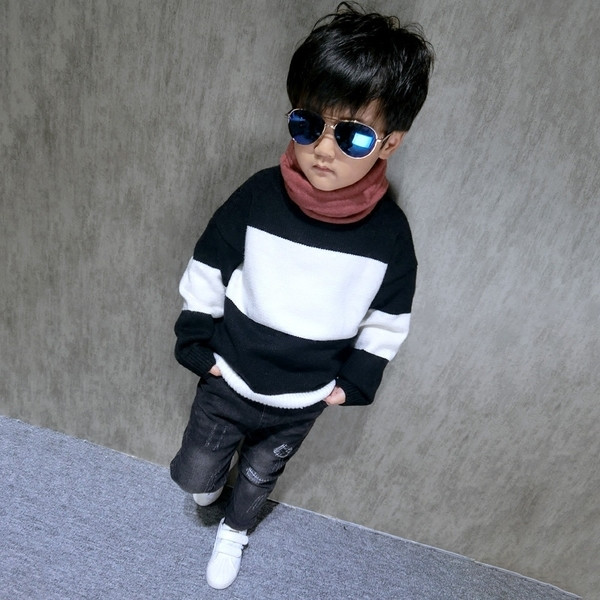 Ένα μοντέρνο κολάρο σε σχήμα O με δύο χρώματα για τους άνδρες