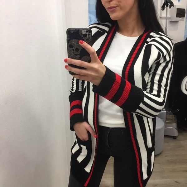 Κυρίες κομψή ζακέτα σε ροή χρωμάτων