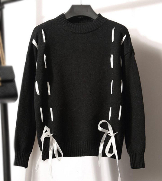 Καθημερινή γυναικεία μπλούζα με κολάρο σε σχήμα O και διακοσμητικούς κρίκους