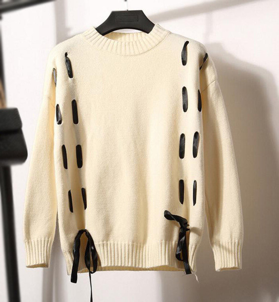 Καθημερινή γυναικεία μπλούζα με κολάρο σε σχήμα O και διακοσμητικούς κρίκους