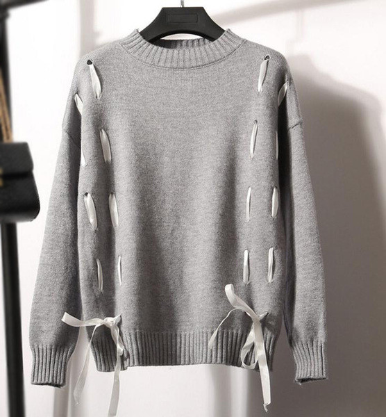 Καθημερινή γυναικεία μπλούζα με κολάρο σε σχήμα O και διακοσμητικούς κρίκους