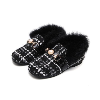 Οι καθημερινές ζεστές μπότες των παιδιών με φτερά και μαργαριτάρια σε μαύρο και άσπρο