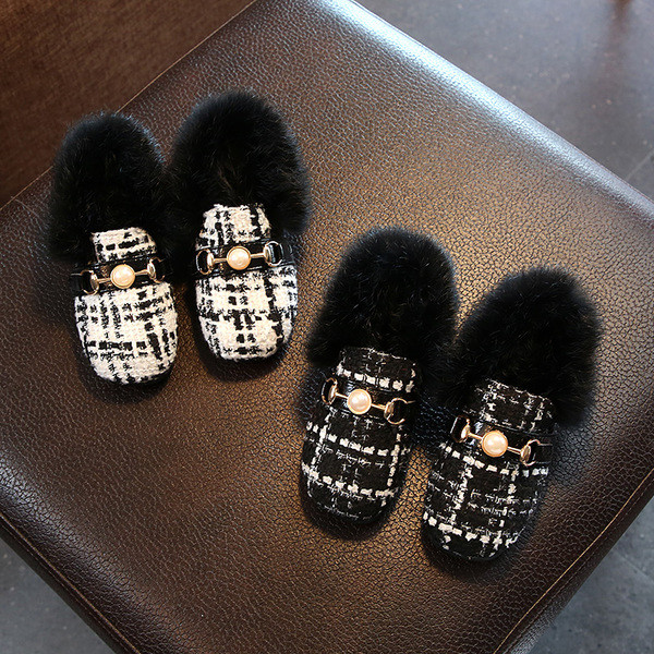 Οι καθημερινές ζεστές μπότες των παιδιών με φτερά και μαργαριτάρια σε μαύρο και άσπρο