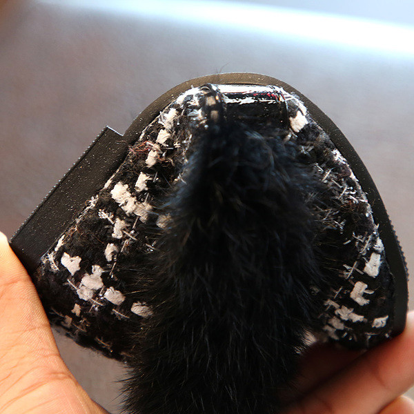 Οι καθημερινές ζεστές μπότες των παιδιών με φτερά και μαργαριτάρια σε μαύρο και άσπρο