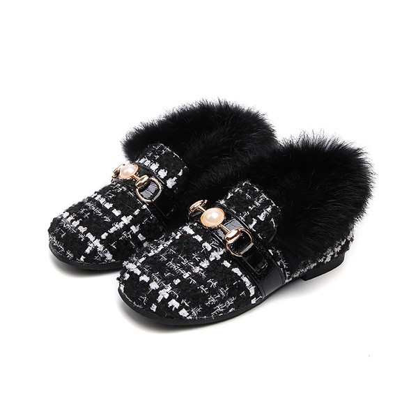 Οι καθημερινές ζεστές μπότες των παιδιών με φτερά και μαργαριτάρια σε μαύρο και άσπρο