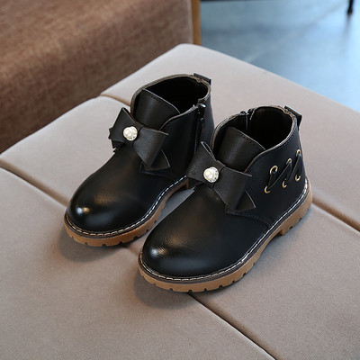 Απλές casual μπότες κοριτσιών με κορδέλα με κορδέλα και μαργαριτάρι σε τρία χρώματα