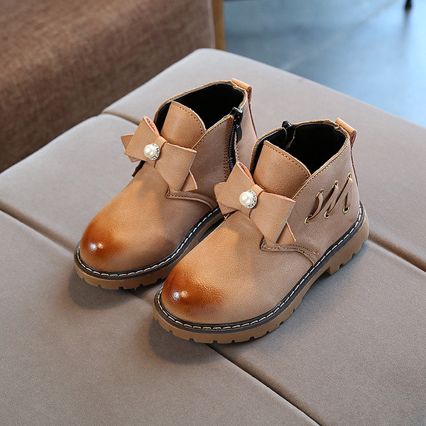 Απλές casual μπότες κοριτσιών με κορδέλα με κορδέλα και μαργαριτάρι σε τρία χρώματα