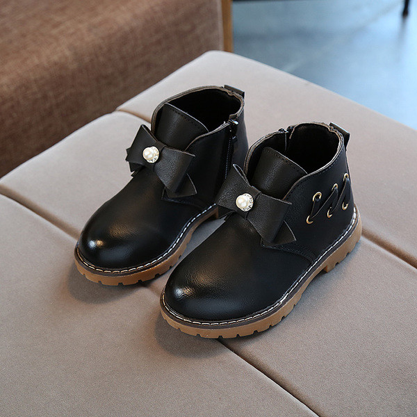 Απλές casual μπότες κοριτσιών με κορδέλα με κορδέλα και μαργαριτάρι σε τρία χρώματα
