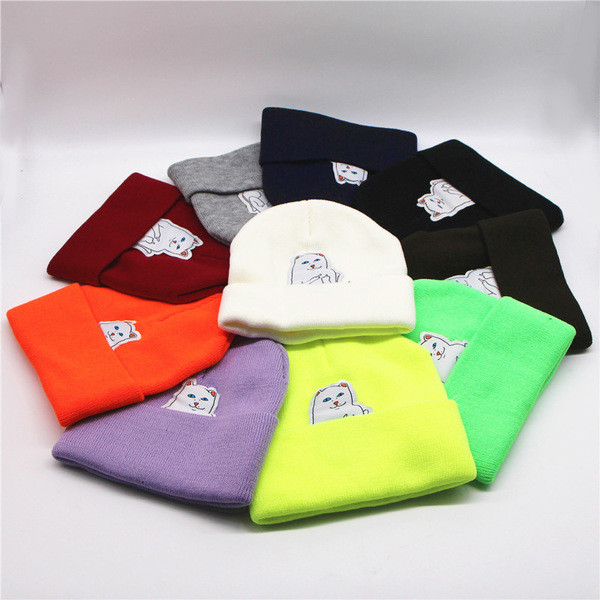 Κυρίες χειμωνιάτικο καπέλο με ενδιαφέρουσα εκτύπωση, πολλά μοντέλα