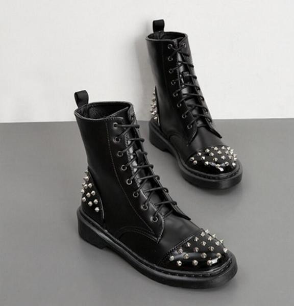 Стилни ежедневни боти за дамите от еко кожа с лъскави остри нитове 