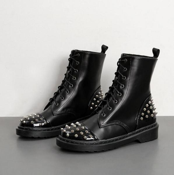 Стилни ежедневни боти за дамите от еко кожа с лъскави остри нитове 