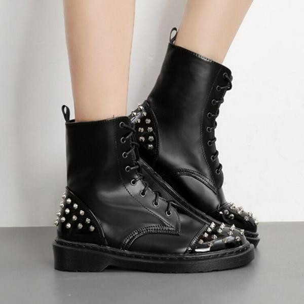 Стилни ежедневни боти за дамите от еко кожа с лъскави остри нитове 