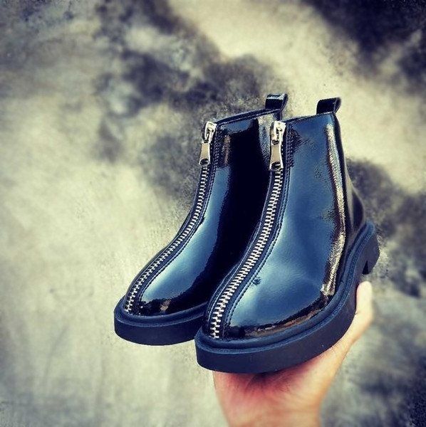 Γυναικείες μπότες χειμωνιάτικες κυρίες με διακοσμητικό φερμουάρ σε δύο διαφορετικά χρώματα