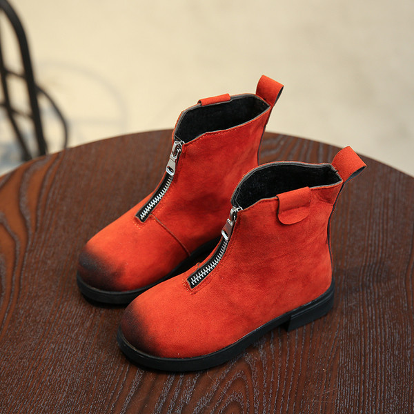 Ζεστές μπότες φθινοπώρου-χειμώνα με διακοσμητικό φερμουάρ και ροή σε τρία χρώματα