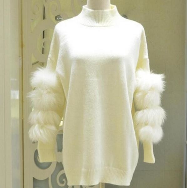 Μαλακό και κομψό πουλόβερ κυρίες με κολάρο σε σχήμα O + μαλακό και up-to-ημερομηνία φτερό στα μανίκια, 2 σχέδια