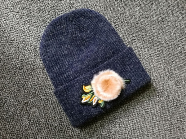 Καθημερινή κυρία χειμωνιάτικη καπέλο με κεντήματα