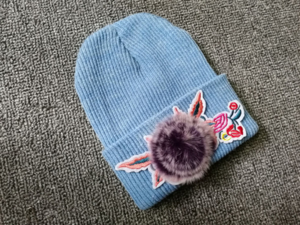 Καθημερινή κυρία χειμωνιάτικη καπέλο με κεντήματα