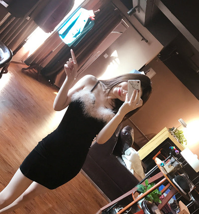 Αθλητικό κομψό μαύρο φόρεμα με χνούδι