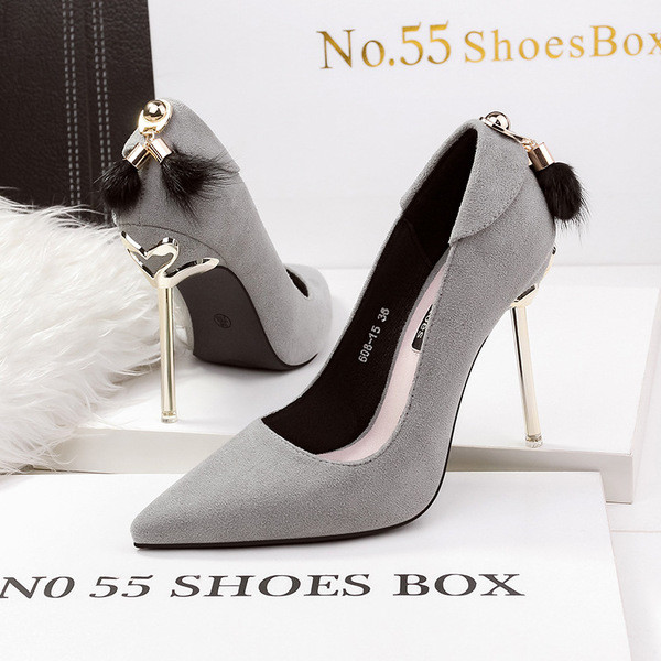 Υψηλά παπούτσια γυναικών τακουνιών με τετράχρωμη φούντα