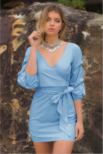 Ефирна нежна рокля с V-образно деколте в син цвят
