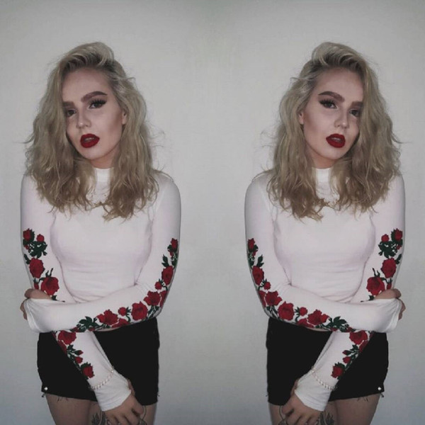 Μπλούζα με κοντό μανίκι με κολάρο και στοιχεία λουλουδιών στο μανίκι