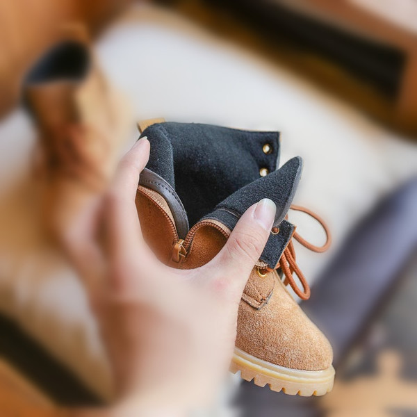 Παιδικές μπότες για κορίτσια με ανθεκτική σόλα σε τρία χρώματα