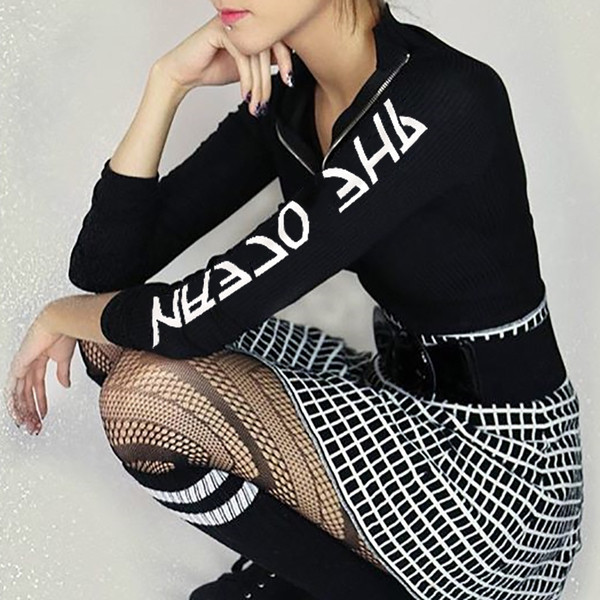 Γυναικεία λεπτή μπλούζα σε μαύρο χρώμα με κολάρο και φερμουάρ