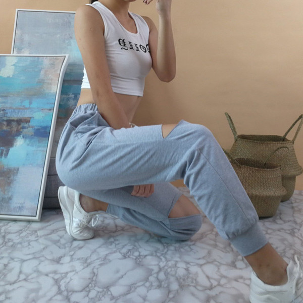 Спортен дамски панталон в широк модел - накъсани 