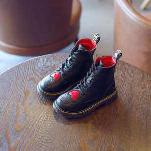 Παιδικά καπιτονέ παπούτσια με επίπεδη σόλα και τετράχρωμη καρδιά