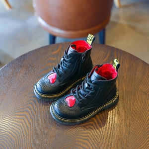 Παιδικά καπιτονέ παπούτσια με επίπεδη σόλα και τετράχρωμη καρδιά