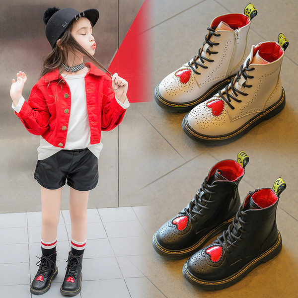 Παιδικά καπιτονέ παπούτσια με επίπεδη σόλα και τετράχρωμη καρδιά