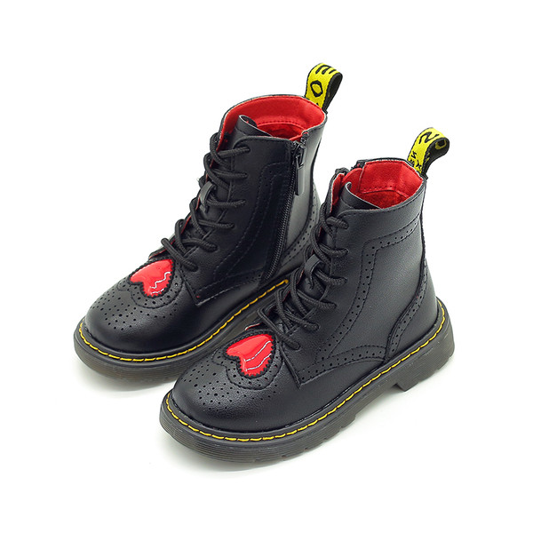 Παιδικά καπιτονέ παπούτσια με επίπεδη σόλα και τετράχρωμη καρδιά