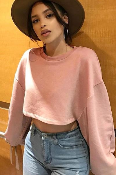 Σύντομη κυρία μπλούζα σε ευρύ μοτίβο σε ροζ χρώμα