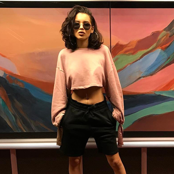 Σύντομη κυρία μπλούζα σε ευρύ μοτίβο σε ροζ χρώμα