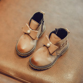 Σύγχρονες μπότες μωρών με κορδέλα και μαργαριτάρι σε τρία χρώματα