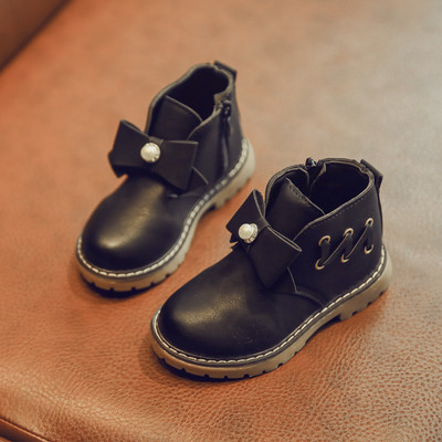 Σύγχρονες μπότες μωρών με κορδέλα και μαργαριτάρι σε τρία χρώματα