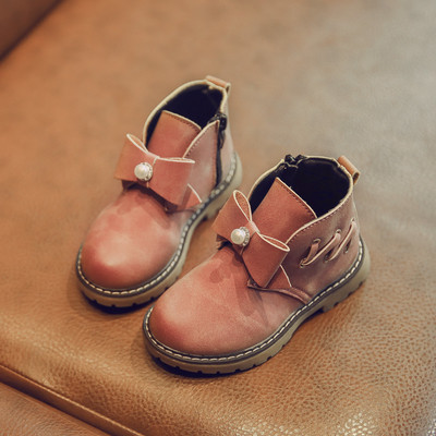 Σύγχρονες μπότες μωρών με κορδέλα και μαργαριτάρι σε τρία χρώματα