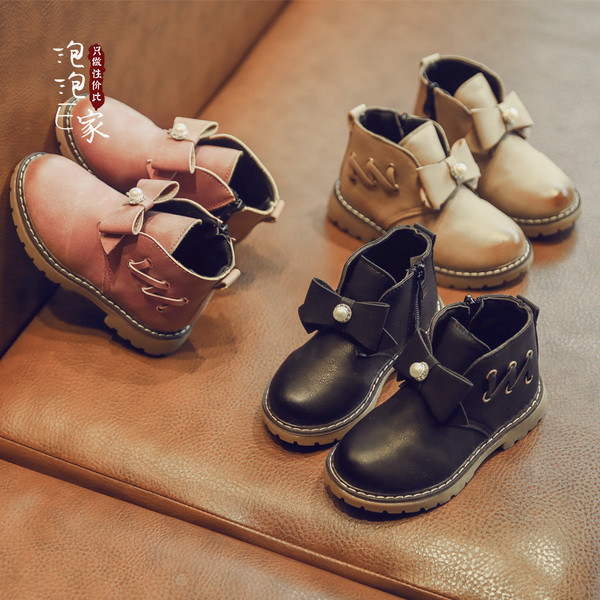 Σύγχρονες μπότες μωρών με κορδέλα και μαργαριτάρι σε τρία χρώματα