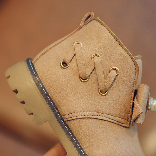 Σύγχρονες μπότες μωρών με κορδέλα και μαργαριτάρι σε τρία χρώματα