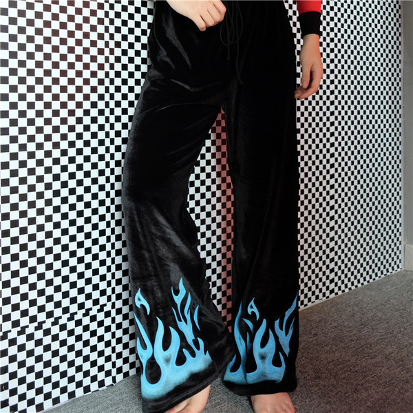 Καθημερινά γυναικεία παντελόνια σε φαρδιά σχέδια με εφαρμογές